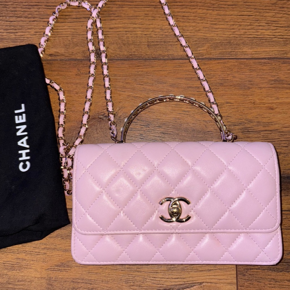 Small pearl chain on wallet crossbody purse